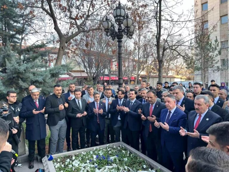 baskan-dinc-sehit-muhsin-yazicioglunun-kabrini-ziyaret-etti-Ine8Ghzr.jpg