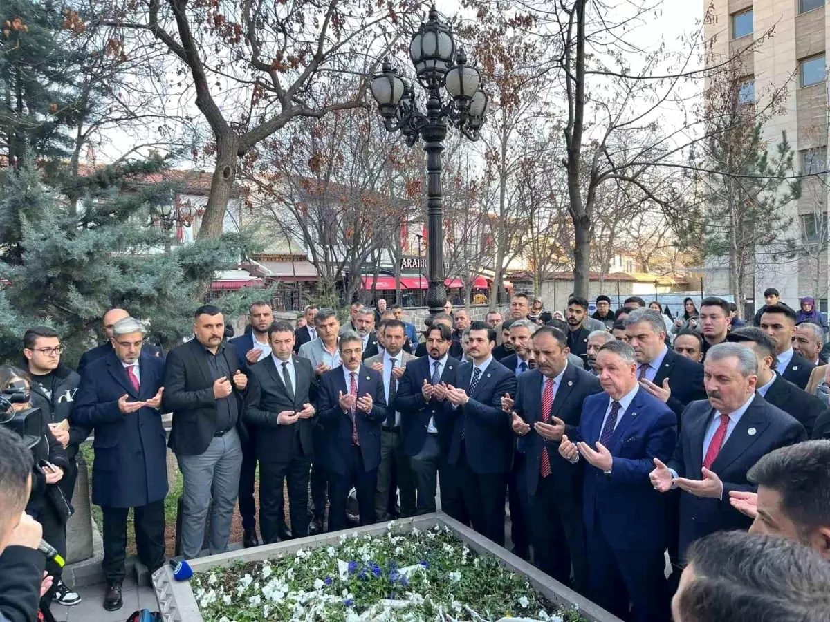 baskan-dinc-sehit-muhsin-yazicioglunun-kabrini-ziyaret-etti-Ine8Ghzr.jpg