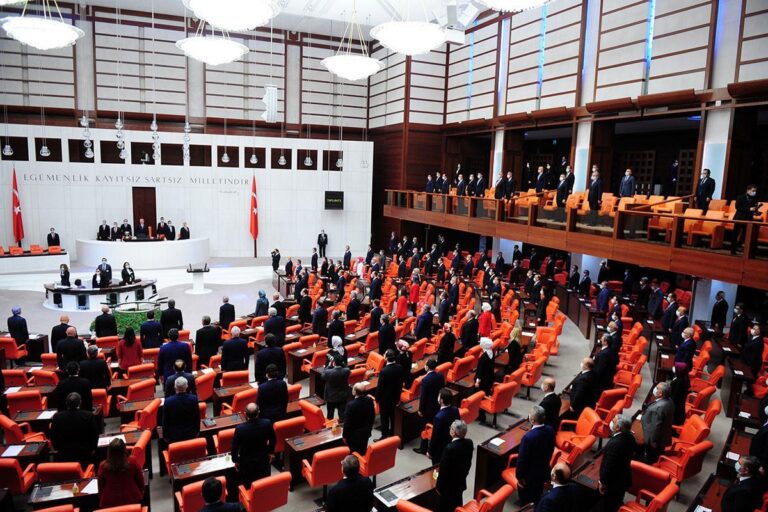 meclis-tatil-tarihi-2025-resmi-gazete-karari-meclis-ne-zaman-tatile-girecek-tbmm-ne-zaman-kapanacak-bazi-komisyonlar-tatilde-de-calisacak-iste-28-donem-3-yasama-yili-takvimi-qTYVfBEv.jpg