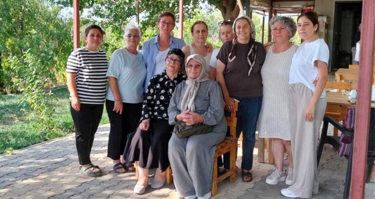 imamoglunun-annesinden-murat-calikin-annesine-ziyaret-l4bpnK3Z.jpg