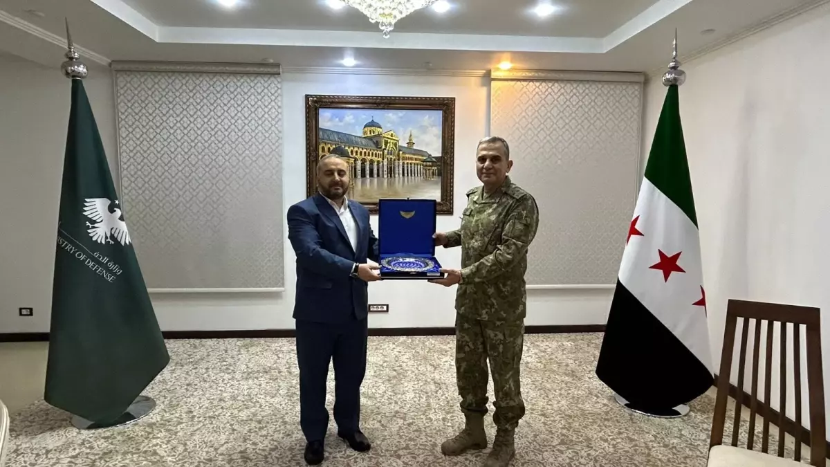 korgeneral altindag samda suriye savunma bakani ile gorustu YBk4X1P5.jpg