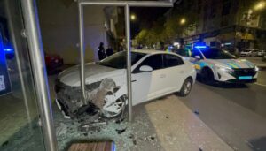 polisten kacan alkollu surucu duraga daldi FDLWxS3z.jpg