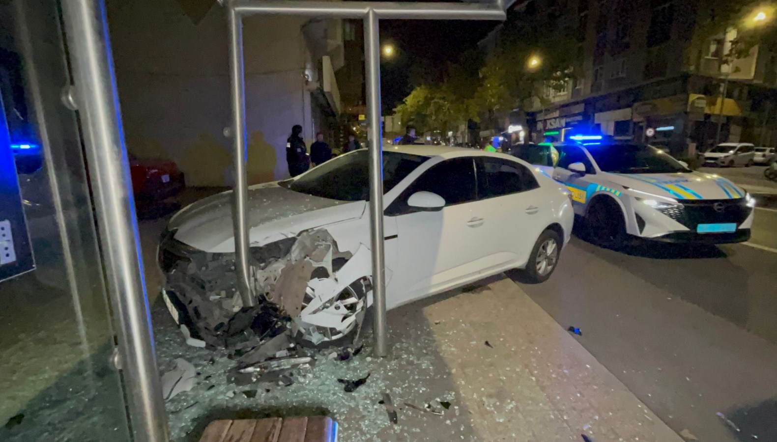 polisten kacan alkollu surucu duraga daldi FDLWxS3z.jpg