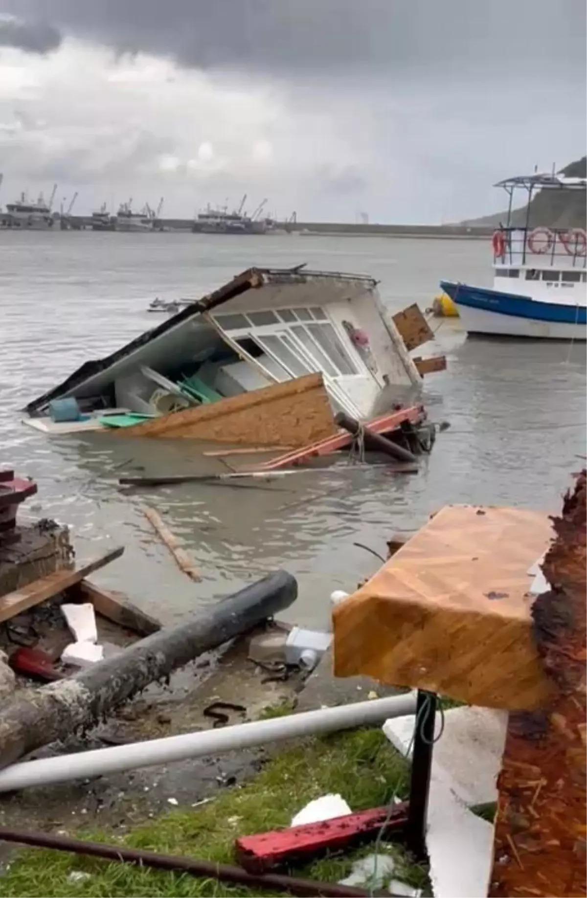 Türkeli’de Fırtına Balıkçı Barınağını Vurdu