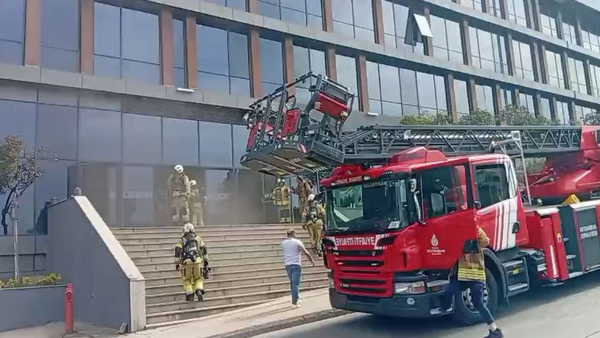 Pendik’te İş Merkezinde Yangın Çıktı, Mahsur Kalanlar Kurtarıldı