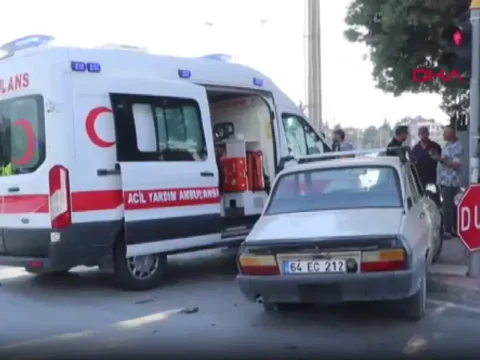 Askeri ambulans ve otomobiller carpisti 2 yarali VuSuPxwq
