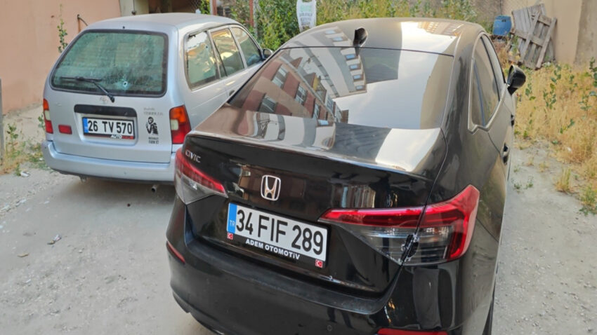 Park halindeki araclara kursun yagdi 2 otomobile 5 mermi isabet etti X2J45Fht