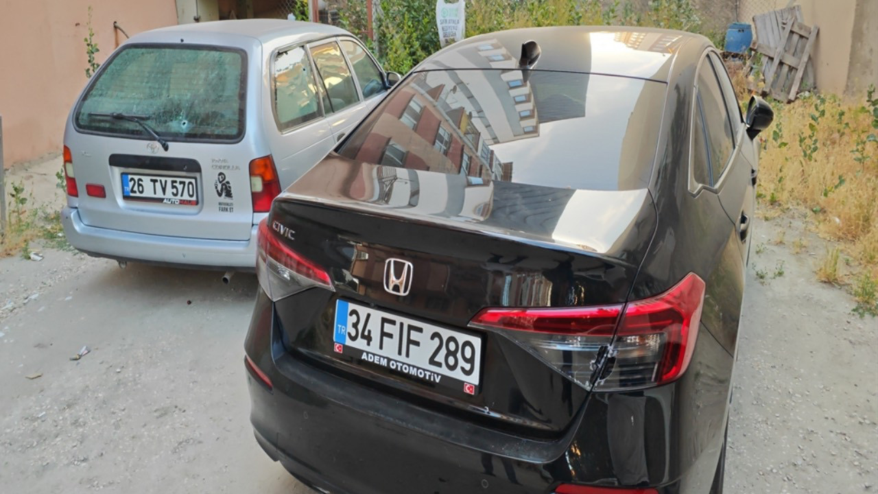 Park halindeki araclara kursun yagdi 2 otomobile 5 mermi isabet etti X2J45Fht
