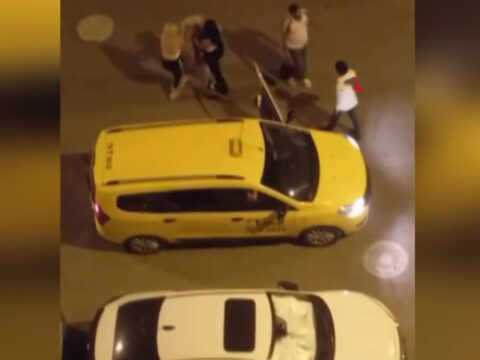 Taksiden indiler birbirine girdiler igdirda sac saca bas basa kavga ZMa4dtt6